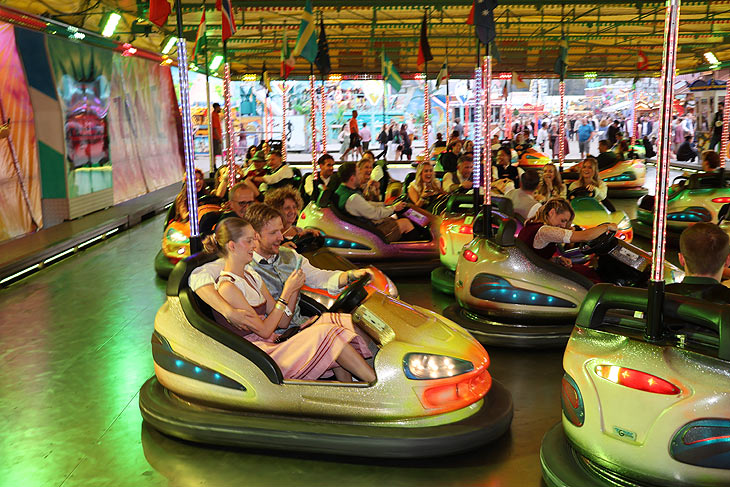 Scooter Zone (Autoskooter von Timo Kollmann) mit Cathy Hummels und Oliver Pocher am ersten Wiesnmontag auf dem Oktoberfest 2024 in der Schaustellerstraße (©Foto:Martin Schmitz)